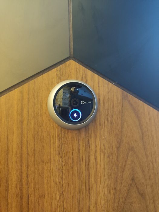 Vizor ușă cu ecran și sonerie incorporată