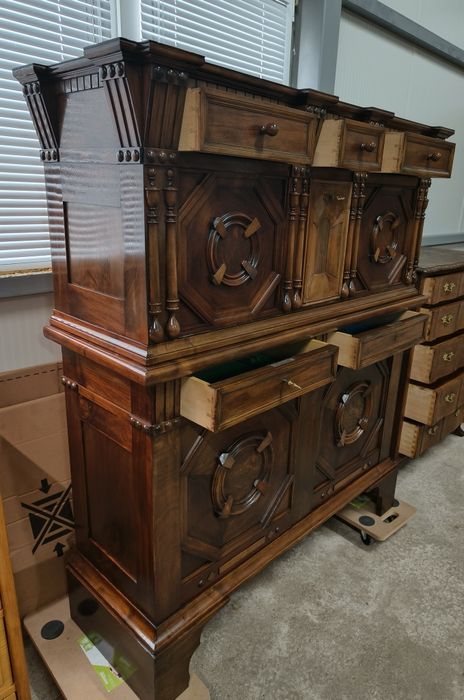 Уникален дъбов шкаф с неповторим дизайн