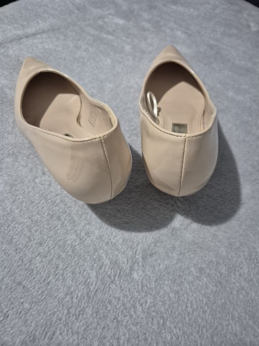 Vând pantofi lacuiți