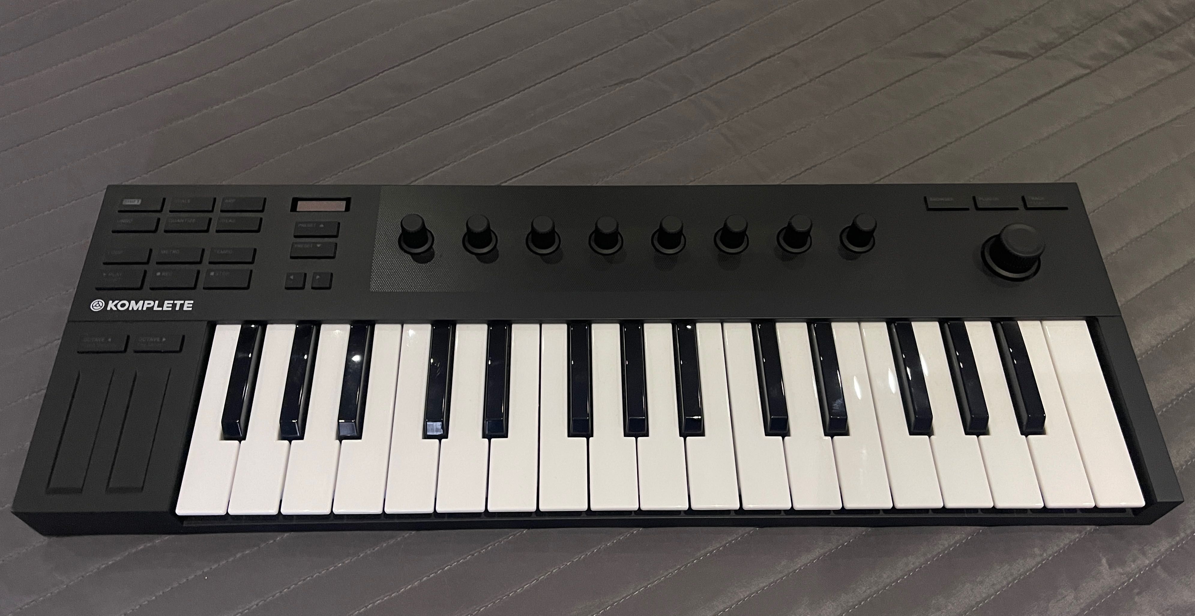 Native Instruments M32 Midi Keyboard -Mint Condition Like New