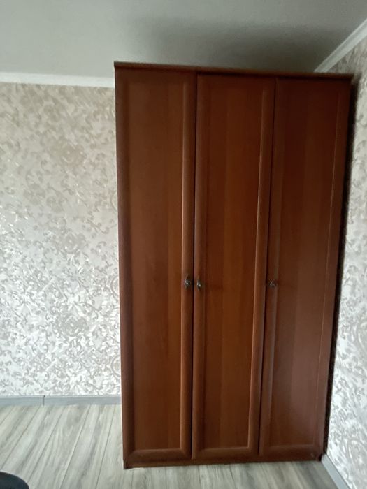 Шкаф и комод с зеркалом