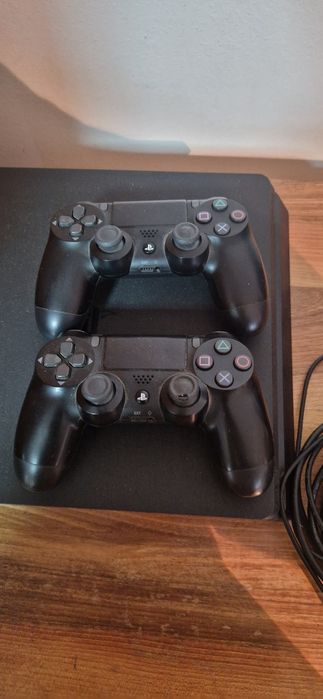 Vând ps4 cu 10 jocuri