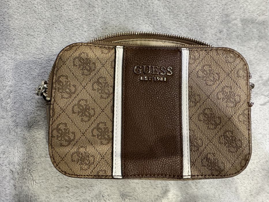 Чисто нова Guess