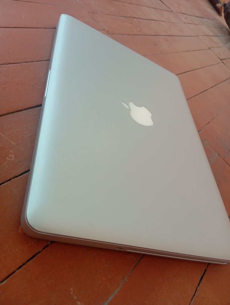 Makbook Pro sotiladi
