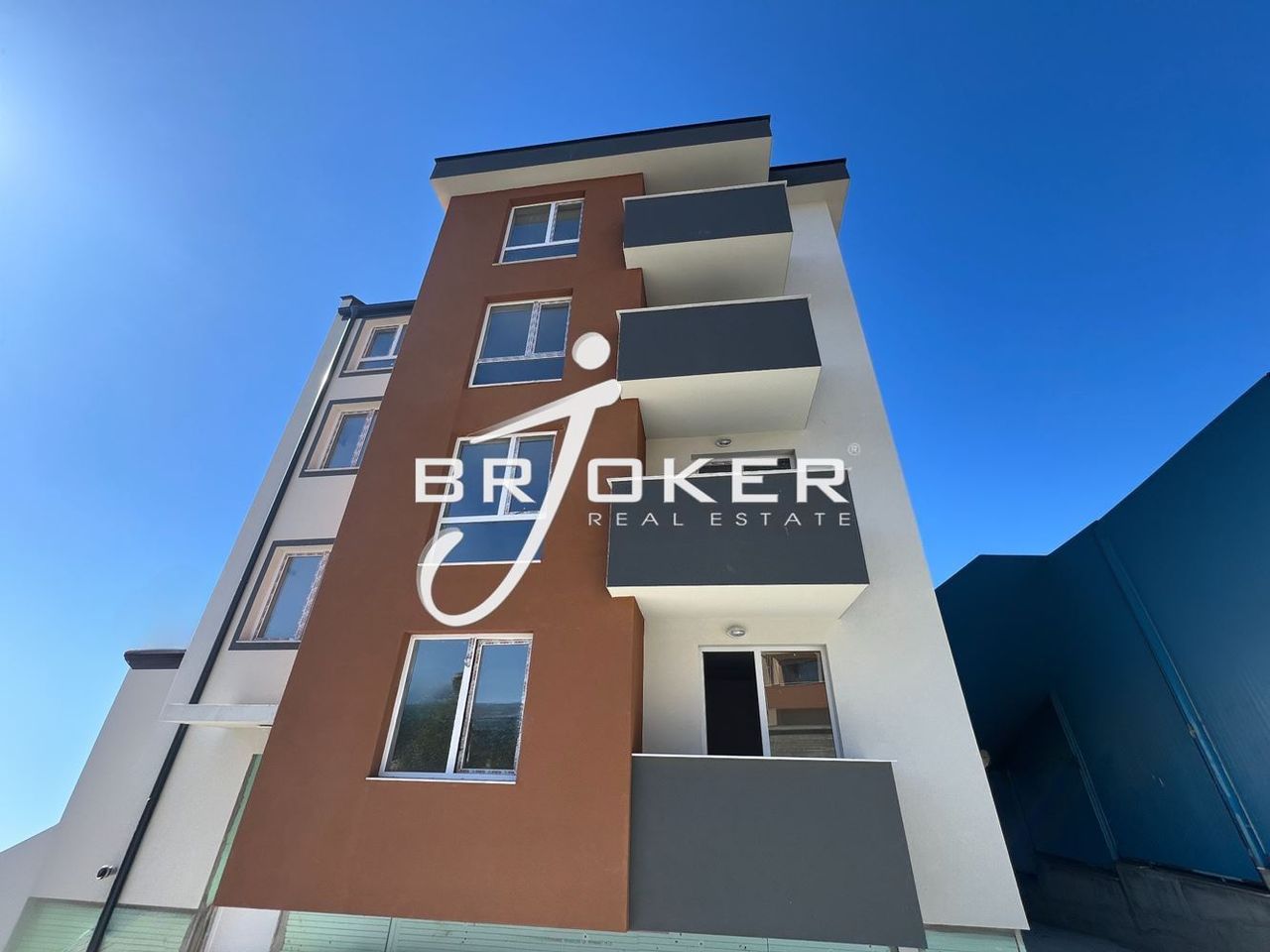 Продава се Тристаен апартамент в Кърджали, Център - 90 кв.м за 810 €/кв.м - Снимка #1