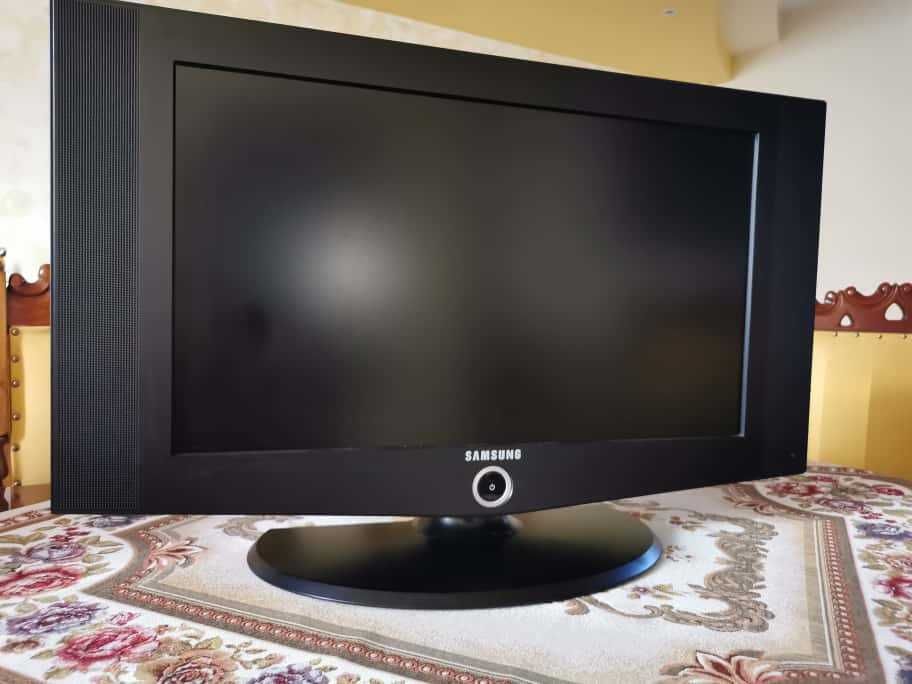 Vand televizor samsung  80 cm