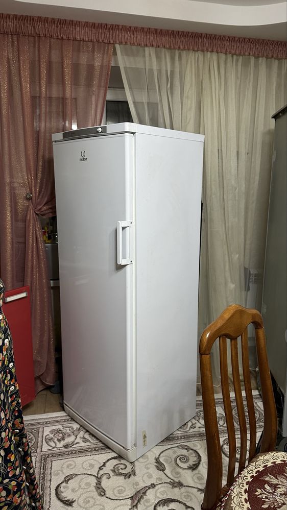 Продам морозильную камеру Indesit