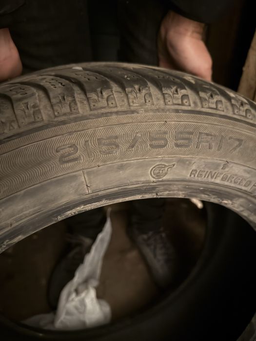 Продам зимнюю шипованную резину 215/55 R17