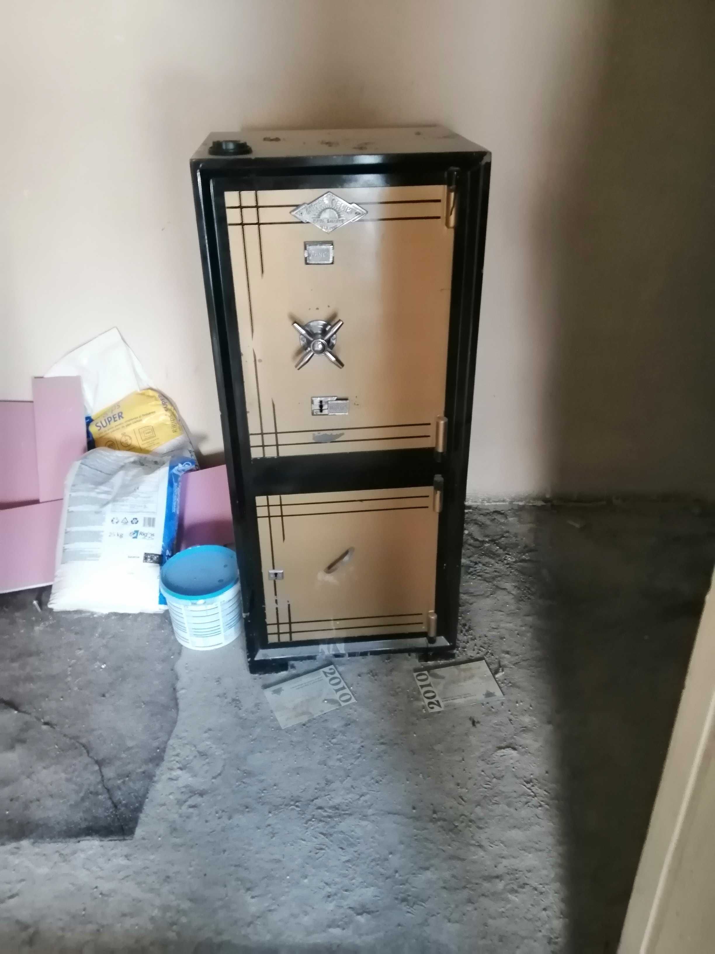Vand masa birou cu biblioteca, canapea cu 2 fotolii si seif metalic .