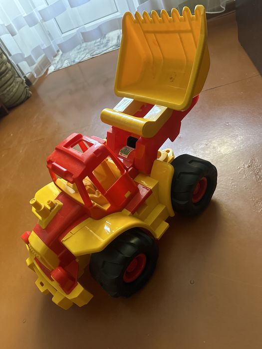 Продам игрушечный трактор