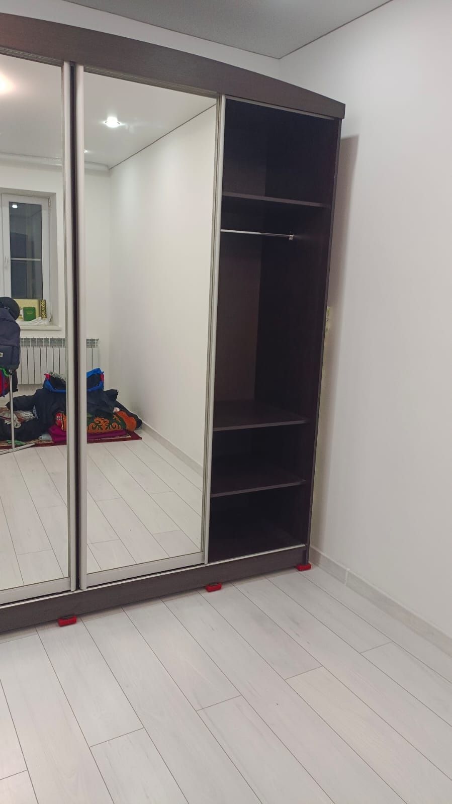 Шкаф для одежды с зеркалом