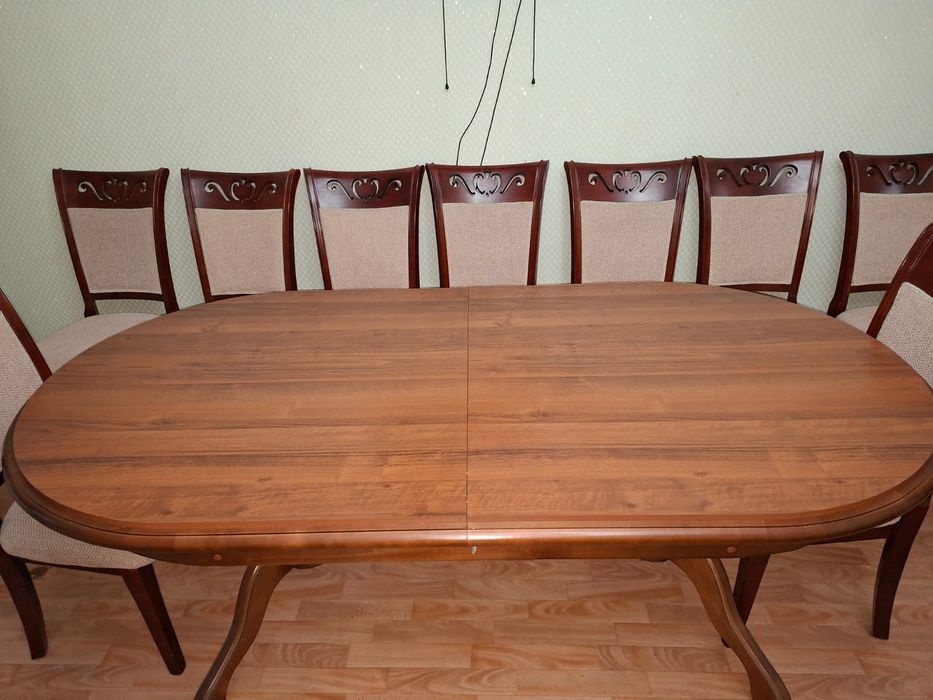 Стол со стульями в комплекте