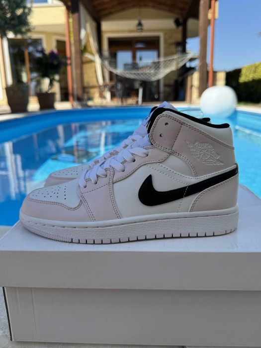 Jordan 1 Mid Barely Rose Дамски Кецове 36.5 EUR + Кутия Нови