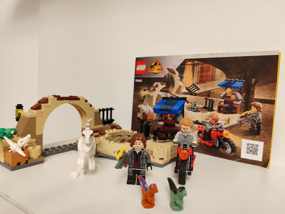 Lego Jurassic World - Dinozaur Atrociraptor: Urmărirea cu motocicleta