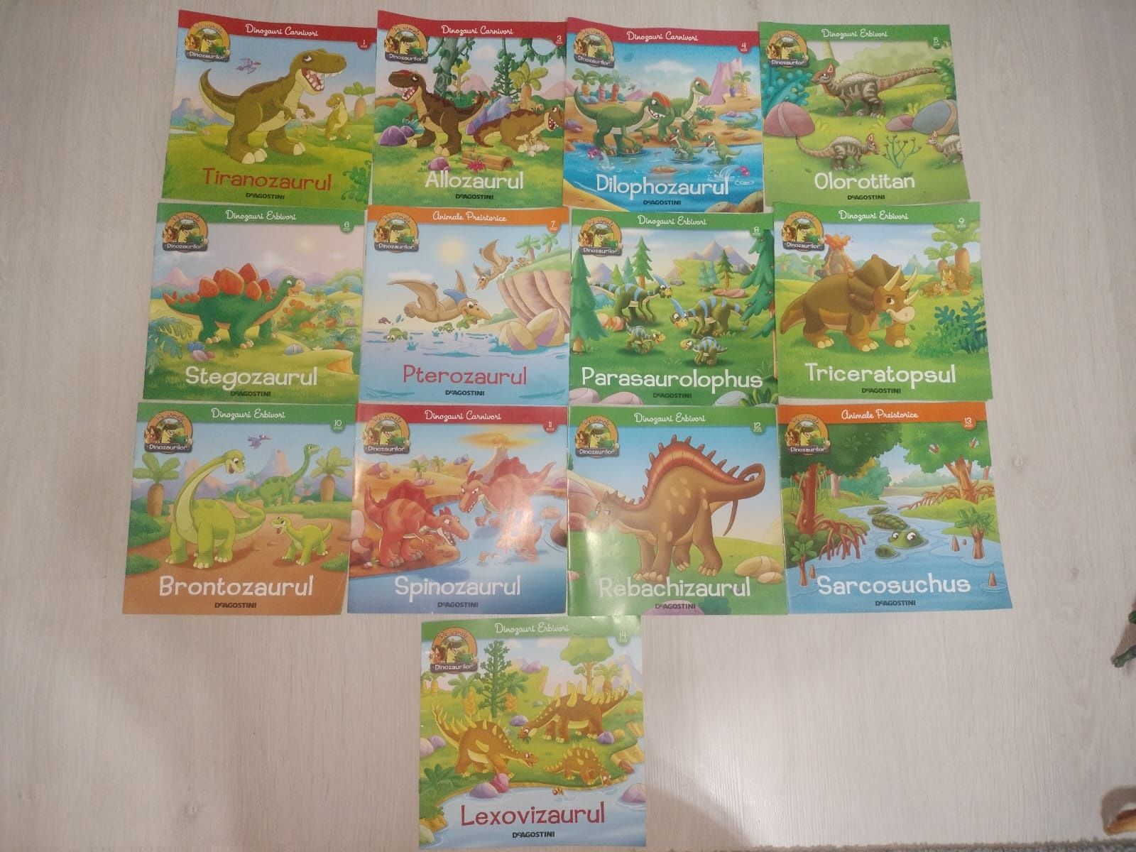 Colecție de dinozauri figurine cu reviste și cartonase de joc