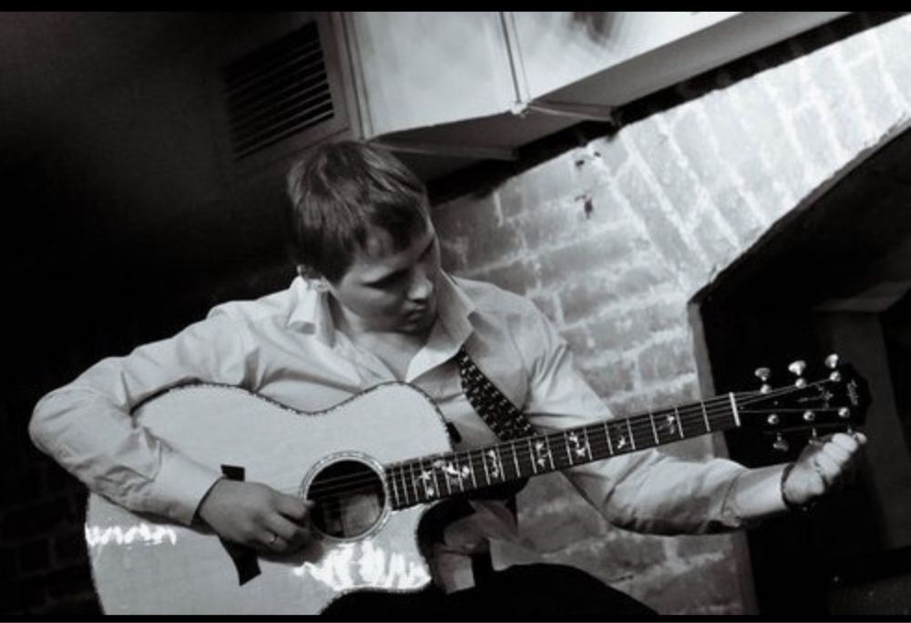 Гитарист, певец на праздник