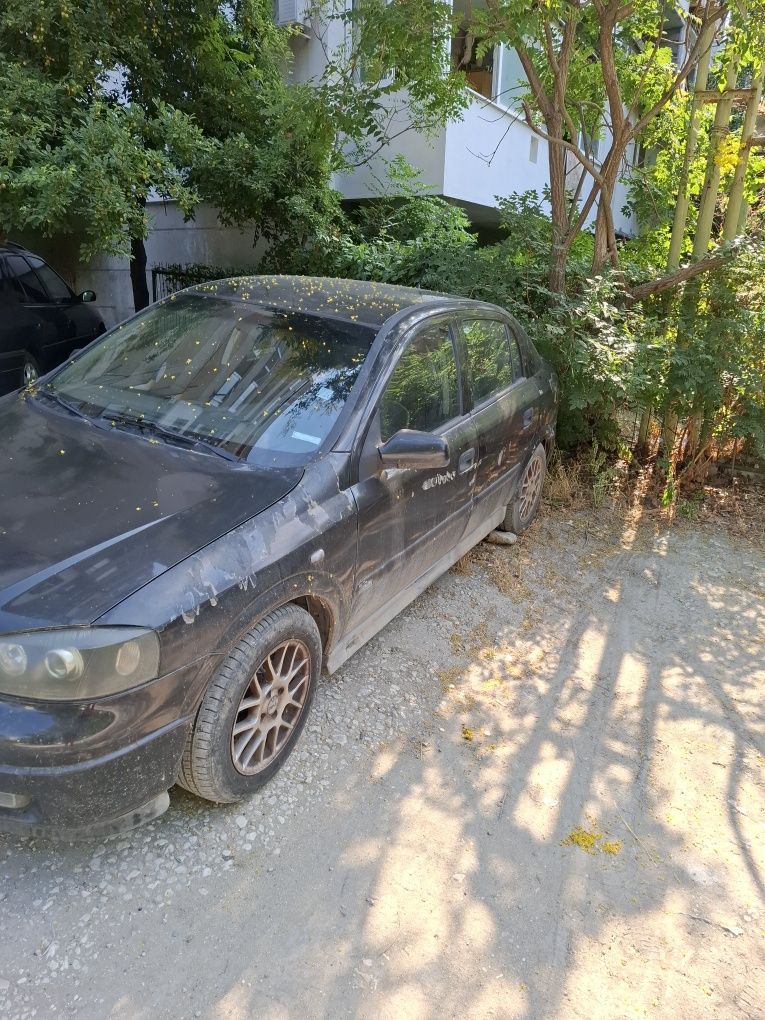 Продавам Опел Астра 1.6