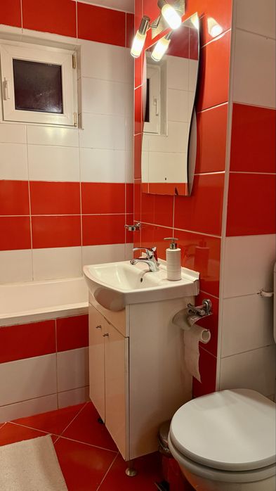 Vând apartament 3 camere - zona Dâmbu
