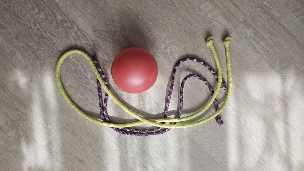 Продам для гимнастики скакалки  и мяч