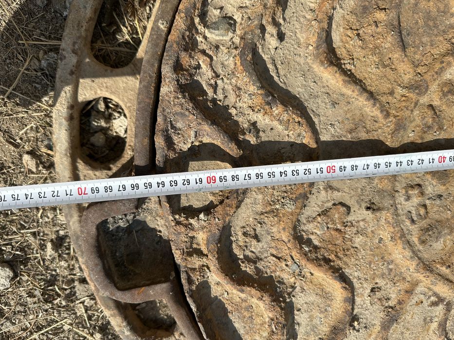 Продам чугунные люки