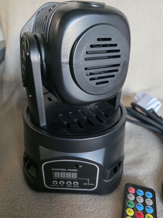 Mini led moving head rotativ cu telecomanda bun pentru party