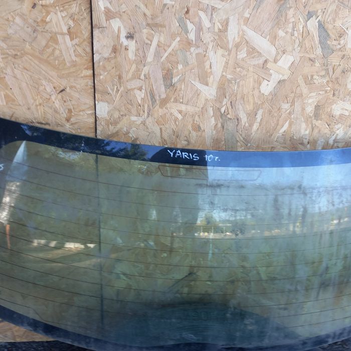 Задно стъкло за Toyota Yaris 2010 година
