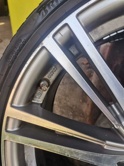 Jante KBA48743 235/35R19 cu capace Volkswagen si cauciucuri brigestone