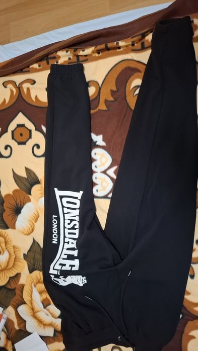 Продавам панталон на Lonsdale нов