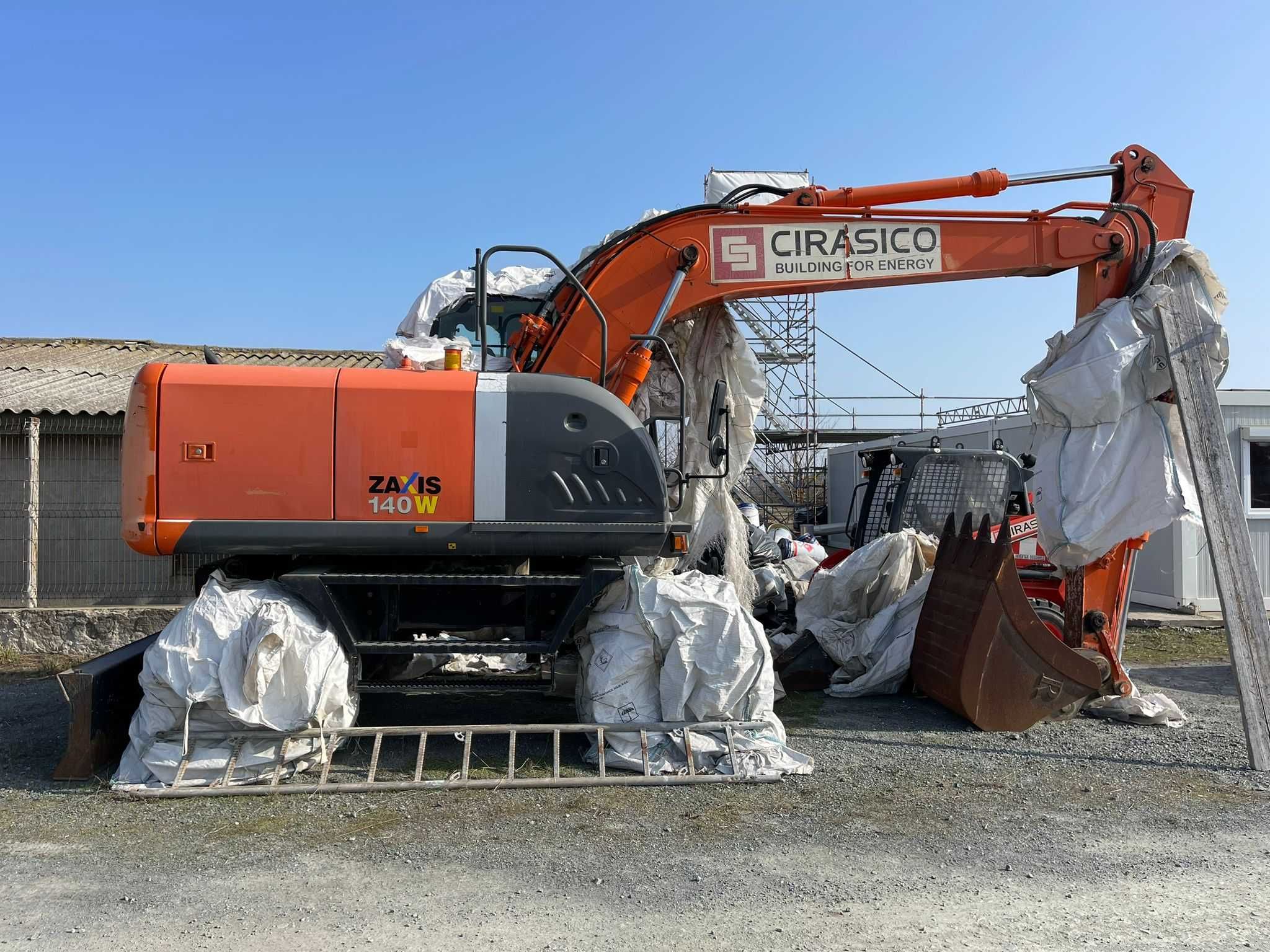 Inchiriere Excavator pe pneuri
