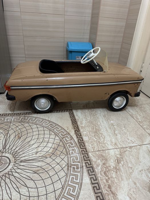 Masinuta veche cu pedale / MOSKVICH / de colectie