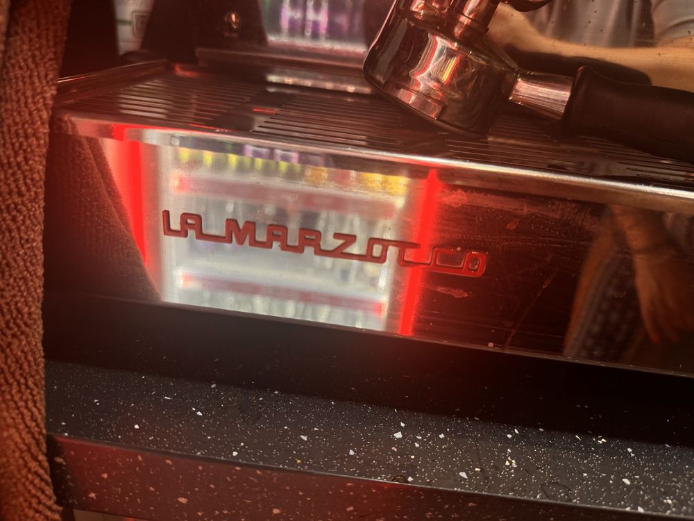 Espressor profesional ,nou cu 2 brate La Marzocco, folosit o luna