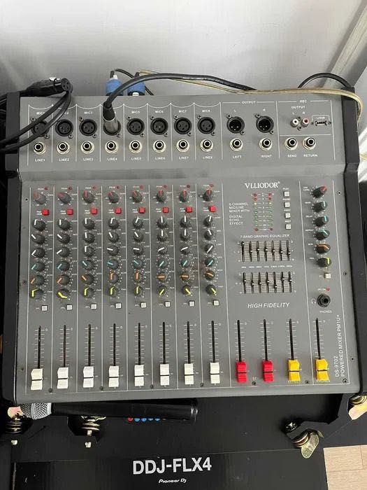 Boxe Peavey și mixer