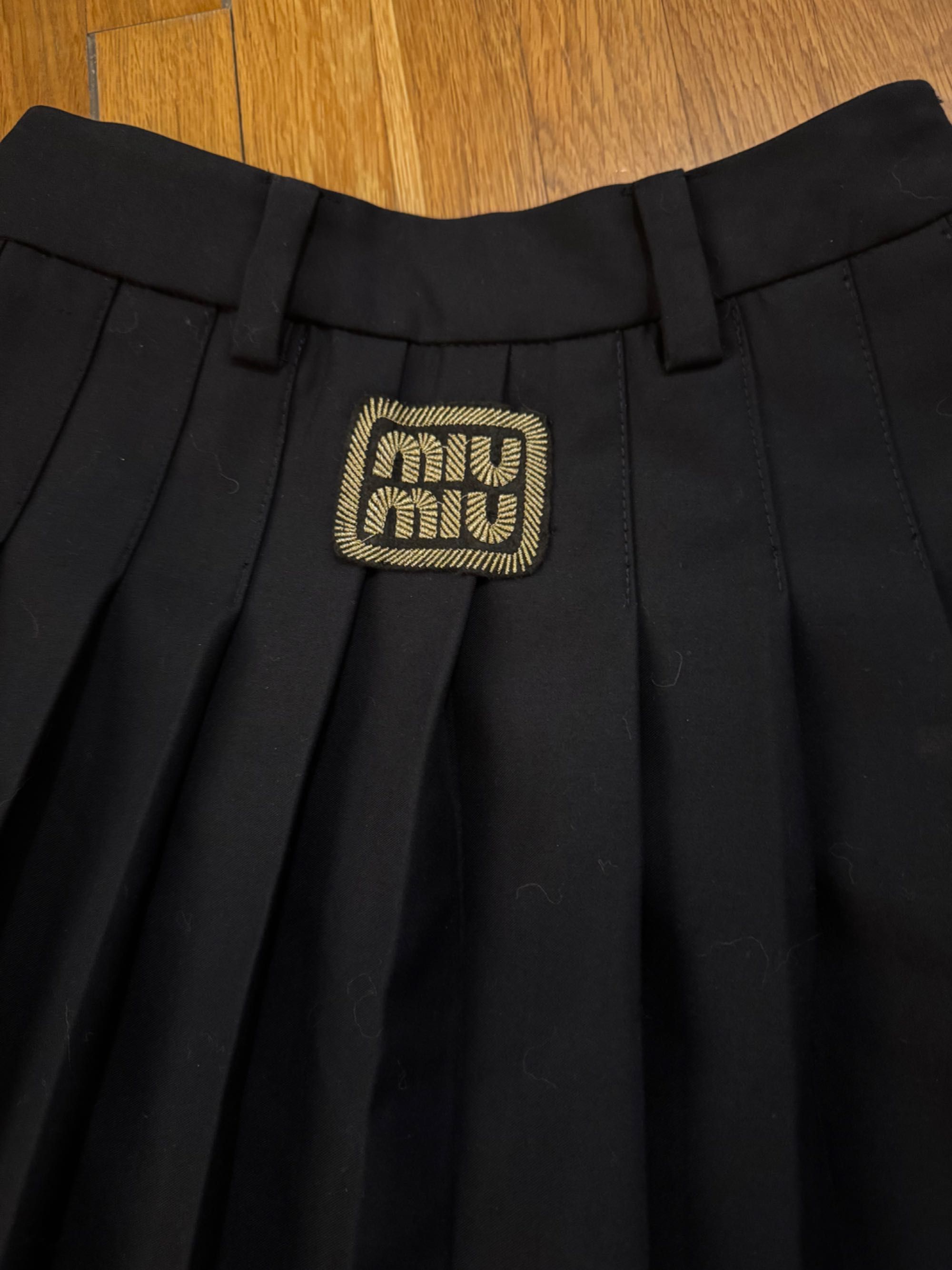 Продавам дамска пола плисе Miu Miu