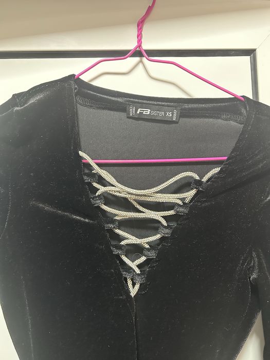 Ефектна рокля с дълъг ръкав