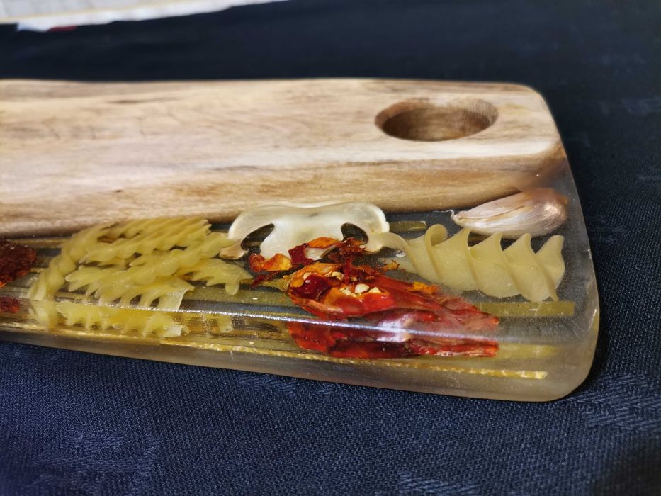 Дъска за сервиране и рязане, епоксидна смола и дърво