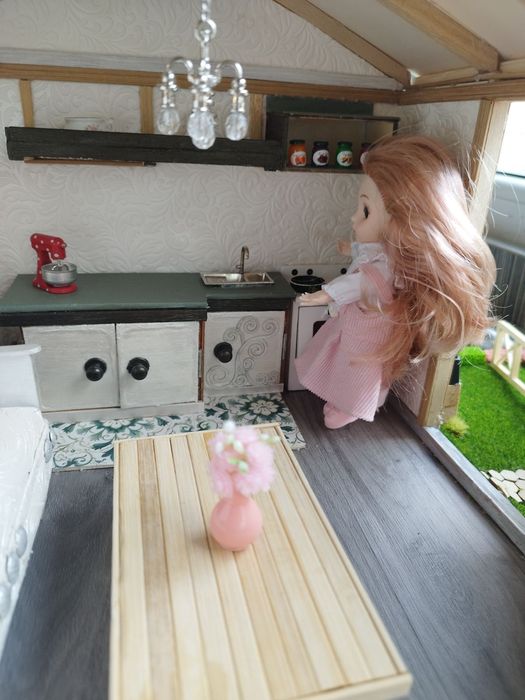 Дървена къща за кукли