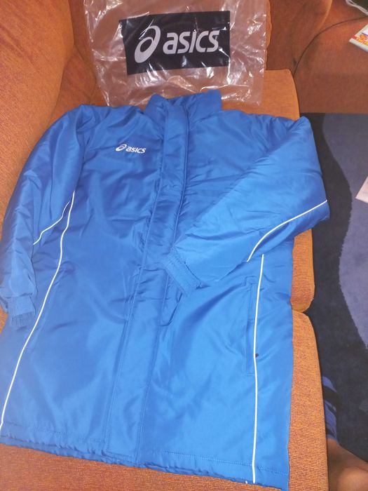 Продавам ново оригинално  мъжко яке Assics