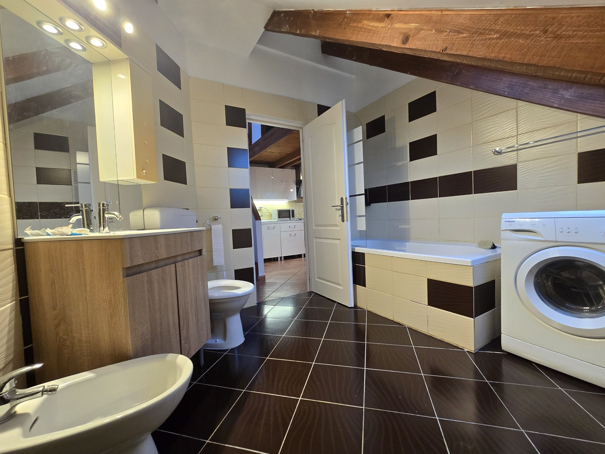 PF Inchiriez Apartment mansarda 3 camere zona Bună ziua
