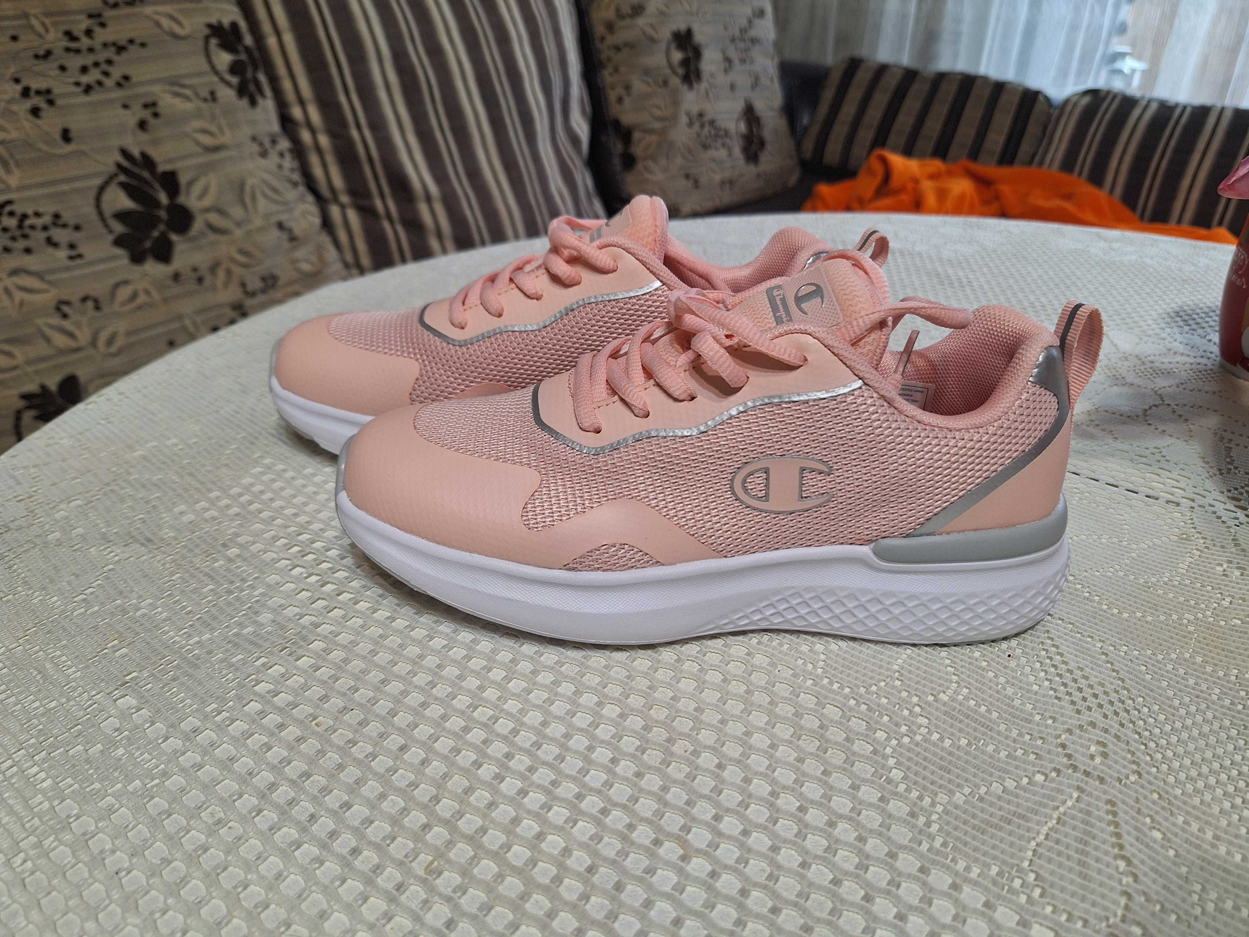 Сникърси на Champion