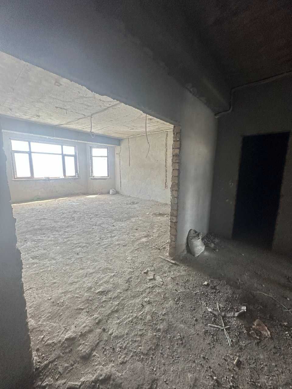3х ком. квартира 118кв/м в состоянии коробки, сквозная планировка