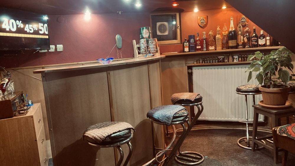 Proprietar, inchiriez camera unui baiat.