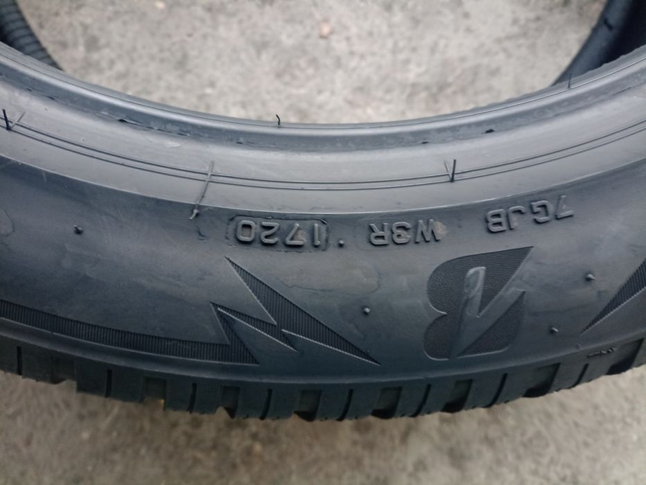 2 anvelope de iarna Bridgestone 265/45 R20 dot 1720