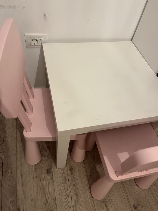 Masuta si 2 scaune camera copii