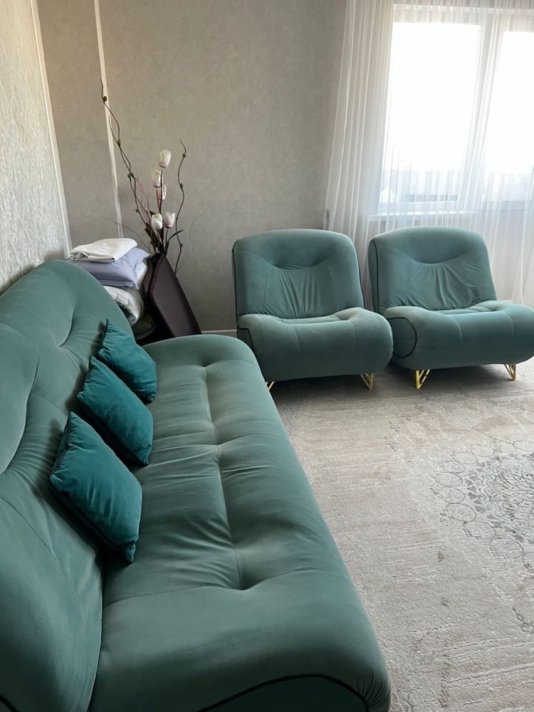 Продам диван с подушками