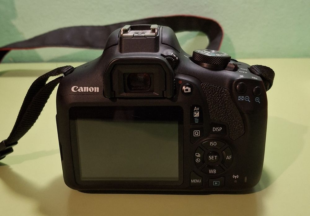 Canon EOS 2000D +obiectiv EF-S 18-55mm IS II