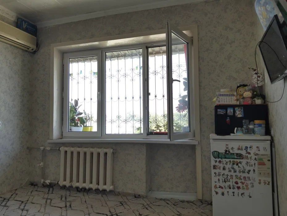 Продаю 1 комнатную квартиру бывшее общежитие Янгихаёт Спутник 4