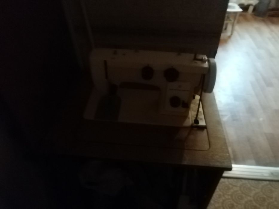 Продам швейную машинку