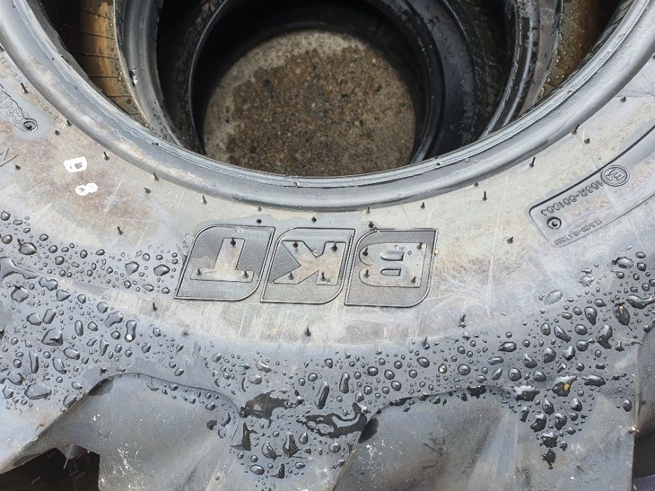 12.5/80-18 Anvelope noi pentru buldo pe fata Komatsu de la BKT RXYT