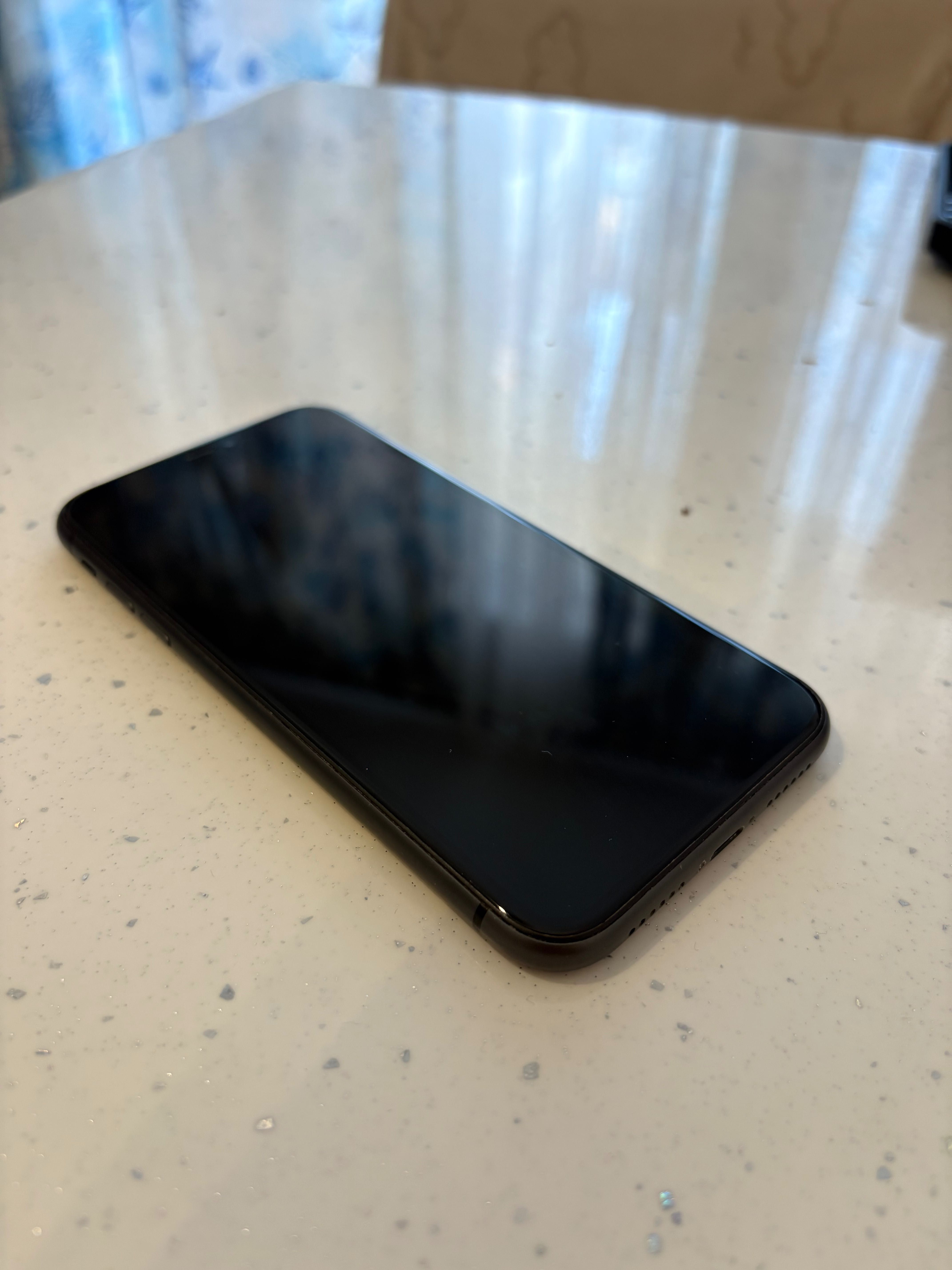 Продавам IPhone 11