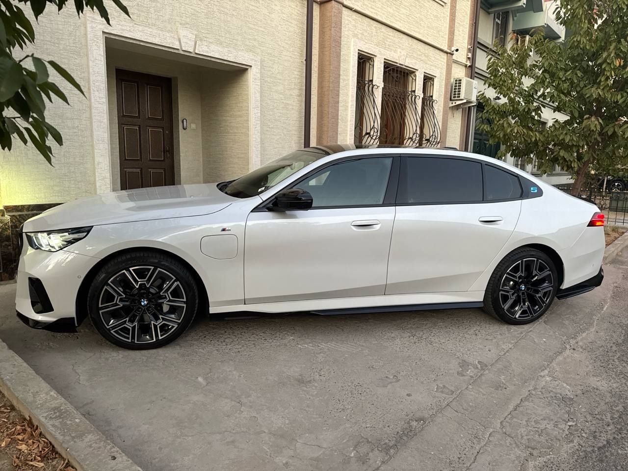 BMW i5 35L 2024 йил
